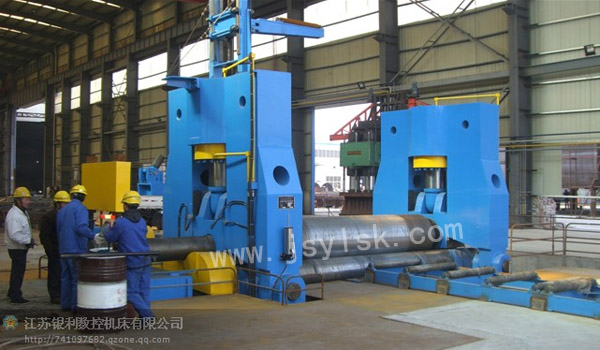 大型上(shàng)輥萬能式(shì)卷闆機