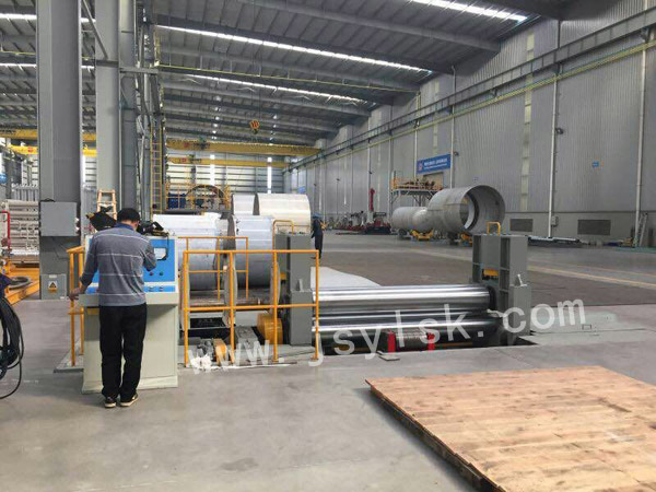 中小型(xing)上輥萬(wan)能式卷(juàn)闆機