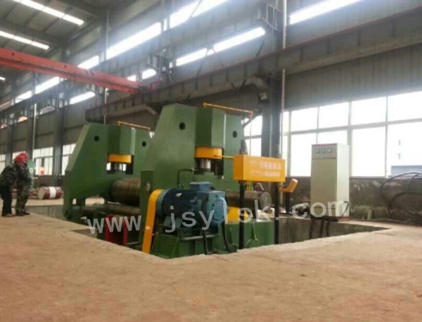 大(dà)型上輥(gǔn)萬能式(shi)卷闆機(jī)